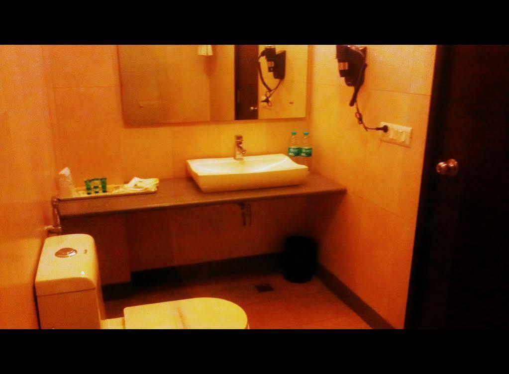 Siesta Basil - Okhla Hotel Ню Делхи Екстериор снимка